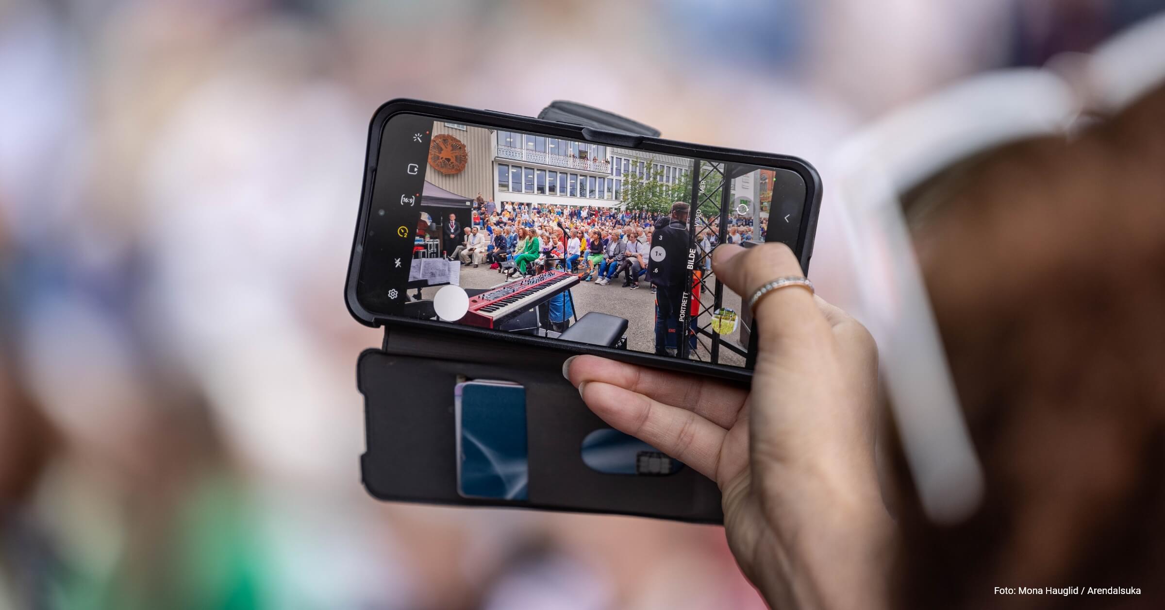 Noen tar bilde med mobilen av Arendalsuka 2023