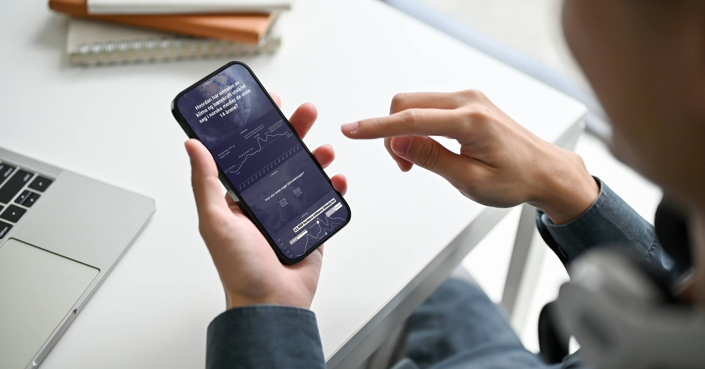 Mann leser om analysen på mobil