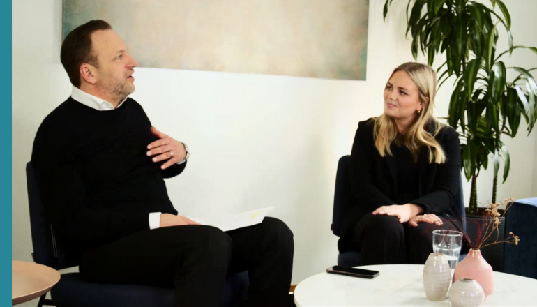 Tilde Ede og Alexander Mason snakker ved et bord